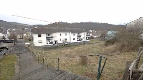 Zwangsversteigerung Eigentumswohnung in Aarbergen, Michelbach – R%ckansicht des Geb%udes auf ansteigendem Gel%nde.