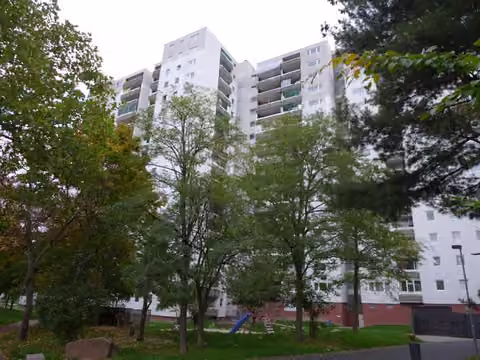 Zwangsversteigerung Eigentumswohnung in Dietzenbach, Ortskernrand – Straßenansicht (Westansicht) des Gebäudes Rohrbrunner Weg 2-4.