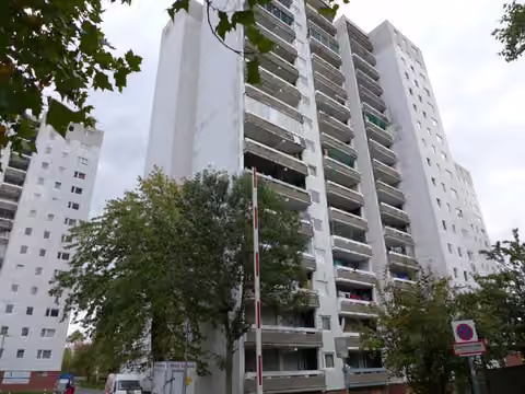 Zwangsversteigerung Eigentumswohnung in Dietzenbach, Ortskernrand – Straßenansicht mit roter Kennzeichnung der Lage von Wohnung Nr. 422.