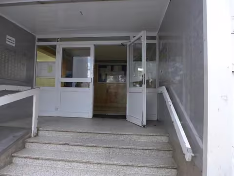 Zwangsversteigerung Eigentumswohnung in Dietzenbach, Ortskernrand – Hauseingangsbereich des Mehrfamilienhauses.