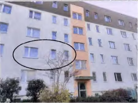 Zwangsversteigerung Eigentumswohnung in Greifswald – Straßenansicht (Nordseite) des Mehrfamilienhauses mit Lage der Wohnung