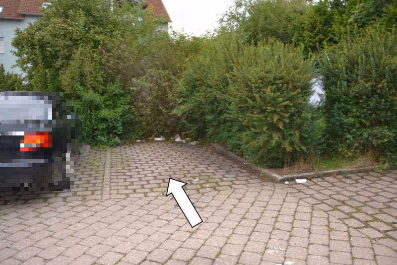 Zwangsversteigerung Eigentumswohnung in Crailsheim, Roßfeld – Südostansicht des Gebäudekomplexes mit Balkonen zur Straßenseite.