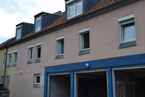 Zwangsversteigerung Eigentumswohnung in Crailsheim, Roßfeld – Nordwestansicht Hausnummer 29 mit Markierung der Wohnung im 1. OG.