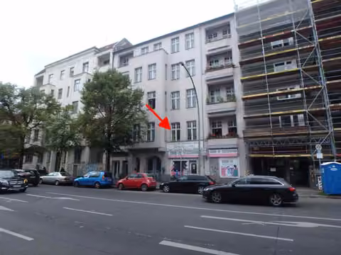 Zwangsversteigerung Eigentumswohnung in Berlin, Charlottenburg – Vorderansicht des 5-geschossigen Wohn- und Geschäftshauses in der Leibnizstraße 70.