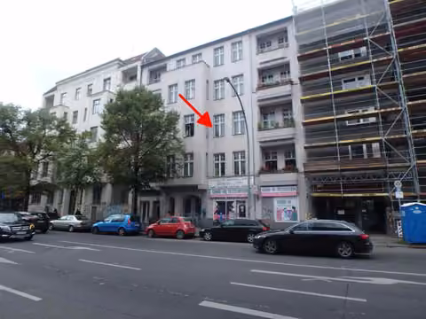 Zwangsversteigerung Eigentumswohnung in Berlin, Charlottenburg – Vorderansicht des Wohn- und Geschäftshauses Leibnizstraße 70 mit Kennzeichnung der Wohnung.