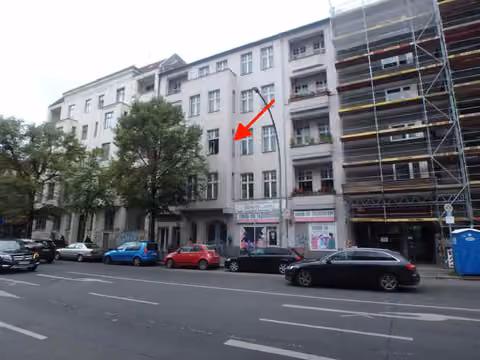 Zwangsversteigerung Eigentumswohnung in Berlin, Charlottenburg – Straßenfassade des Wohn- und Geschäftshauses Leibnizstraße 70 mit Kennzeichnung der Wohnung.
