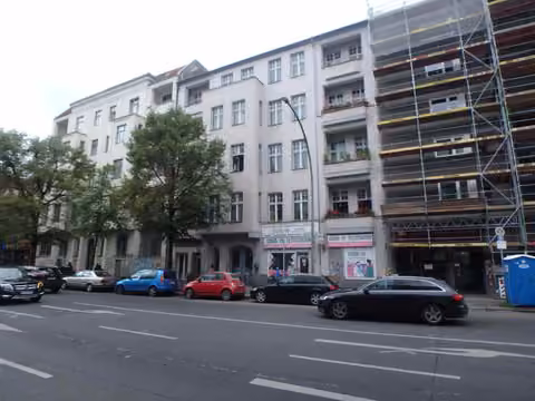 Zwangsversteigerung Eigentumswohnung in Berlin, Charlottenburg – Hauptansicht des 5-geschossigen Wohn- und Geschäftshauses Leibnizstraße 70 von der Straßenseite.