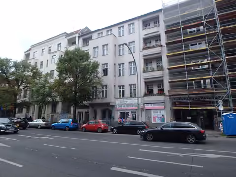 Zwangsversteigerung Eigentumswohnung in Berlin, Charlottenburg – Blick in den begrünten Innenhof und auf die Fassade des Quergebäudes.