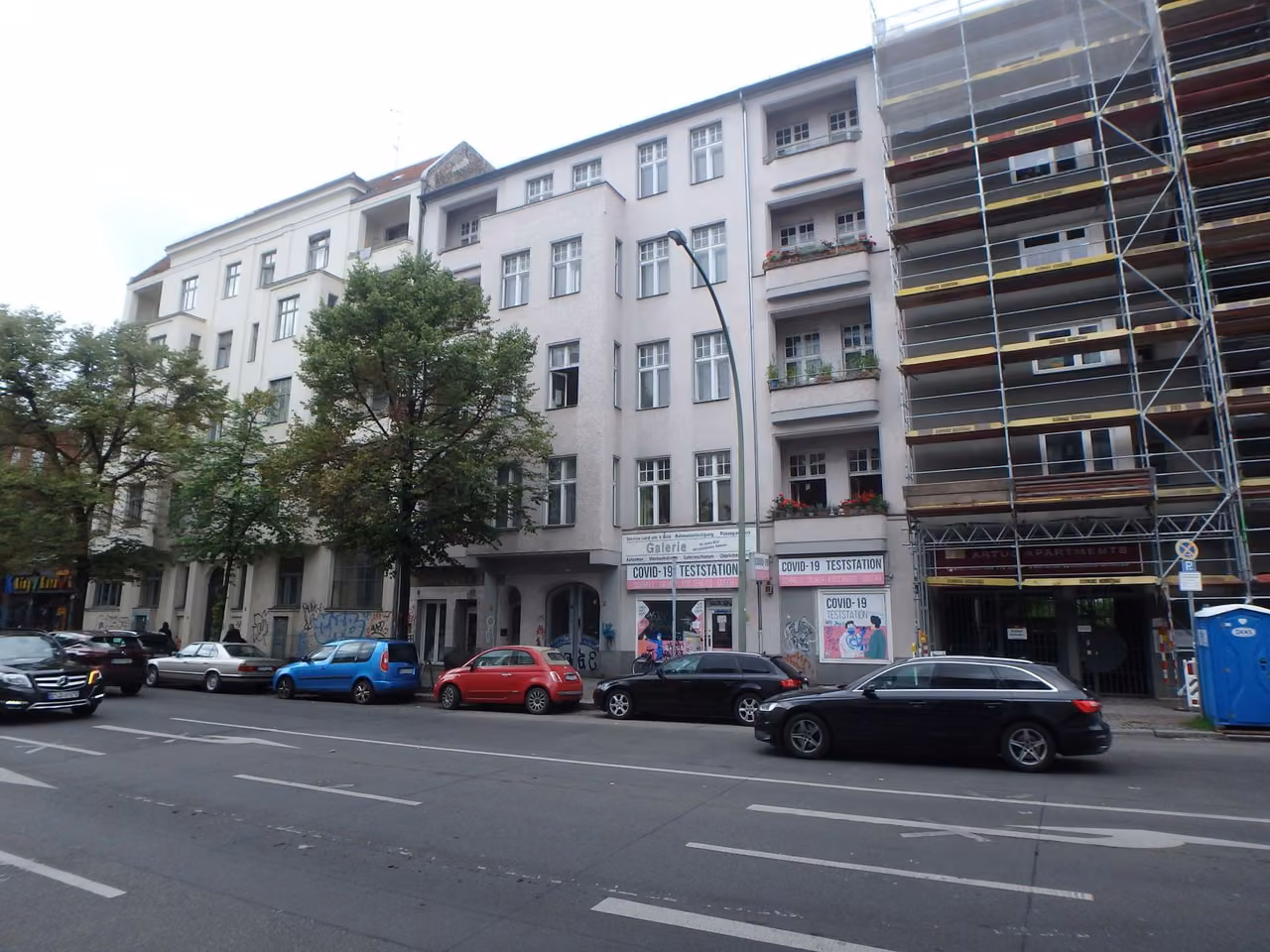 Zwangsversteigerung Eigentumswohnung in Berlin, Charlottenburg – Blick in den begrünten Innenhof und auf die Fassade des Quergebäudes.