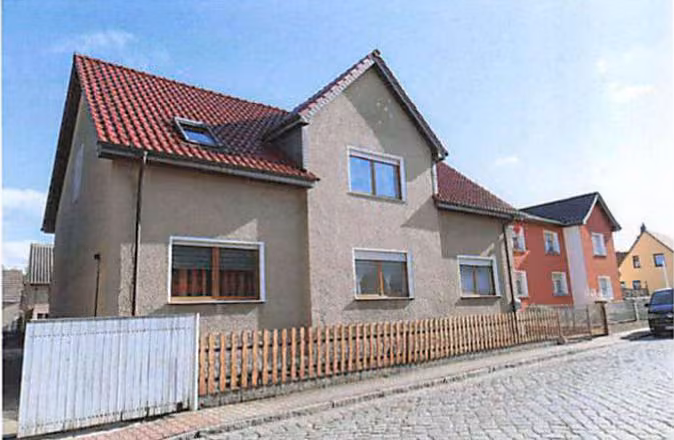 Zwangsversteigerung in Röderland, Haida – Giebelfront des Wohngebäudes mit Zufahrt.