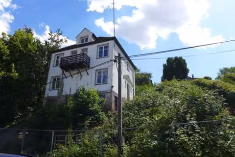 Zwangsversteigerung Einfamilienhaus in Dresden, Mobschatz – Straßenseitige Gesamtansicht des Objekts aus Nordosten mit der ausgeprägten Hanglage.