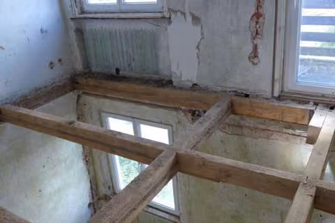 Zwangsversteigerung Einfamilienhaus in Dresden, Mobschatz – Blick auf die fragmentarischen und sanierungsbedürftigen Geschossdecken im Rohbauzustand.