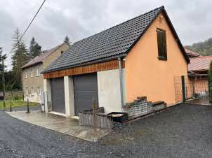 Zwangsversteigerung in Pirna, Neundorf – Straßenseitige Ansicht der massiven Doppelgarage.