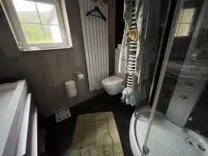 Zwangsversteigerung in Pirna, Neundorf – Modernisiertes Badezimmer im sanierten Erdgeschoss von Gebäude 2/3.