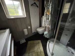 Zwangsversteigerung in Pirna, Neundorf – Modernisiertes Badezimmer im sanierten Erdgeschoss von Gebäude 2/3.