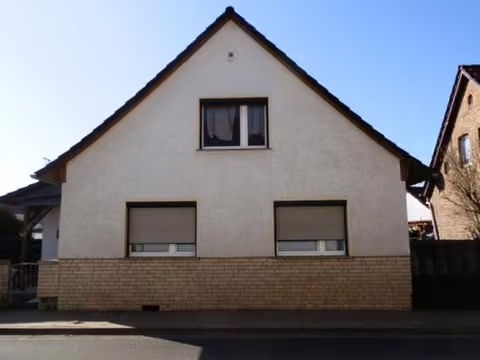 Zwangsversteigerung Einfamilienhaus in Ausleben – Seitenansicht des Wohnhauses an der Straße.