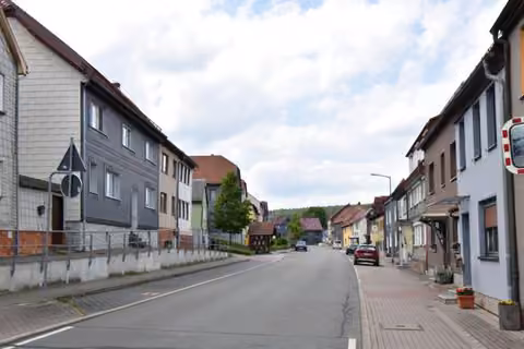 Zwangsversteigerung Einfamilienhaus in Ilmenau, Wuembach – Straßenansicht des Reihenmittelhauses an der Hauptdurchgangsstraße.