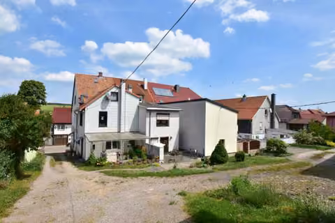 Zwangsversteigerung Einfamilienhaus in Ilmenau, Wuembach – Rückansicht des Gebäudes mit der Zuwegung über den Hof.