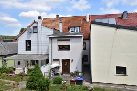 Zwangsversteigerung Einfamilienhaus in Ilmenau, Wuembach – Gebäudehinterseite und der schmale Zugangsbereich.
