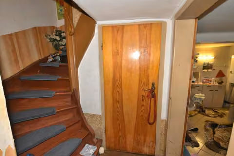 Zwangsversteigerung Einfamilienhaus in Ilmenau, Wuembach – Einfache Holztreppe im Innenbereich und Badzugang.