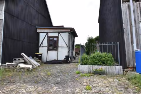 Zwangsversteigerung Einfamilienhaus in Ilmenau, Wuembach – Gartengrundstück mit Schuppen und Garage.