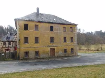 Zwangsversteigerung Mehrfamilienhaus in Hirschberg – Nord-West-Ansicht des Wohnhauses an der Karl-Liebknecht-Straße.