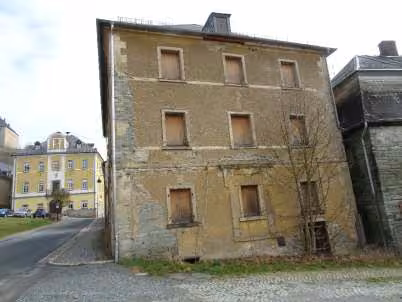 Zwangsversteigerung Mehrfamilienhaus in Hirschberg – Süd-West-Ansicht des freistehenden Mehrfamilienhauses.
