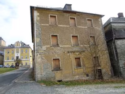 Zwangsversteigerung Mehrfamilienhaus in Hirschberg – Süd-West-Ansicht des freistehenden Mehrfamilienhauses.