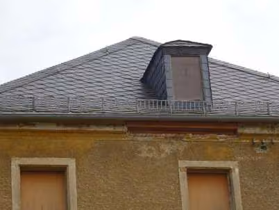Zwangsversteigerung Mehrfamilienhaus in Hirschberg – Relativ neue Dacheindeckung aus Schiefer mit Zink-Dachrinne.