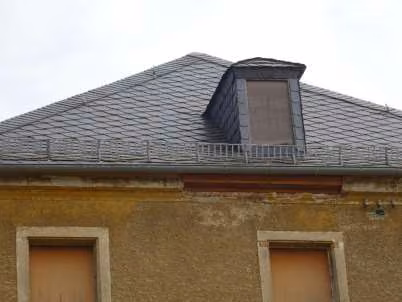 Zwangsversteigerung Mehrfamilienhaus in Hirschberg – Relativ neue Dacheindeckung aus Schiefer mit Zink-Dachrinne.