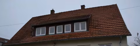 Zwangsversteigerung Einfamilienhaus in Frankenhardt, Gründelhardt – Südansicht des Einfamilienhauses mit Gartenbereich.
