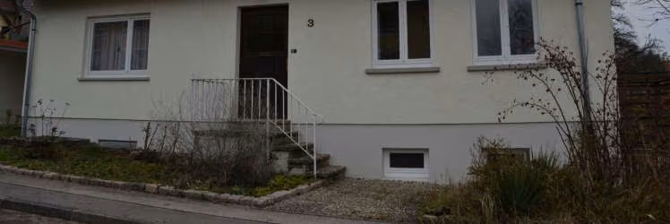 Zwangsversteigerung Einfamilienhaus in Frankenhardt, Gründelhardt – Südwestansicht mit Hauseingang und Dachgaube.