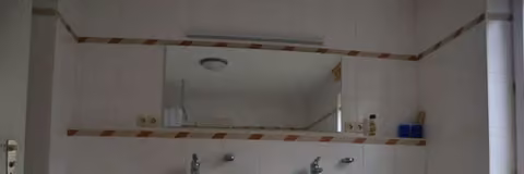 Zwangsversteigerung Einfamilienhaus in Frankenhardt, Gründelhardt – Badezimmer im Erdgeschoss mit Wanne und Dusche.