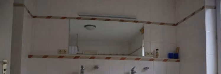 Zwangsversteigerung Einfamilienhaus in Frankenhardt, Gründelhardt – Badezimmer im Erdgeschoss mit Wanne und Dusche.