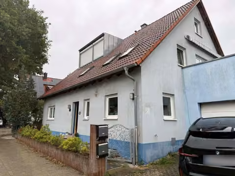 Zwangsversteigerung Eigentumswohnung in Fürth, Unterfarrnbach – Vorderansicht des Wohnhauses und des gepflasterten Eigentümerwegs.
