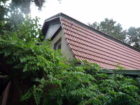 Zwangsversteigerung Einfamilienhaus in Berlin, Altglienicke – Detailansicht des neu gedeckten Mansarddachs.