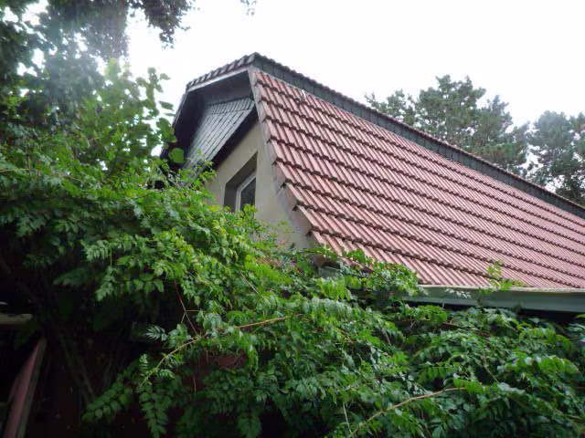 Zwangsversteigerung Einfamilienhaus in Berlin, Altglienicke – Detailansicht des neu gedeckten Mansarddachs.