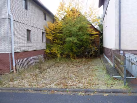 Zwangsversteigerung Einfamilienhaus in Rotenburg a.d. Fulda, Erkshausen – Straßenansicht Heideweg mit dem Wohnhaus im Profil.