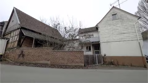 Zwangsversteigerung in Wetzlar, Naunheim – Vorderseitige Gesamtansicht des Wohnhauses und der angebauten Scheune.