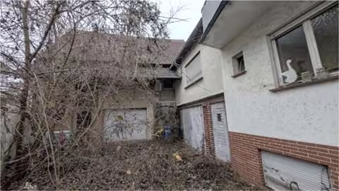 Zwangsversteigerung in Wetzlar, Naunheim – Hofansicht mit Blick auf den Wohnhausanbau und die Scheune.