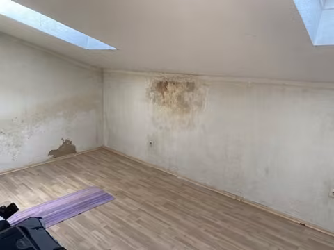Zwangsversteigerung Eigentumswohnung in Gütersloh, Avenwedde – Wasserschaden und Schimmelbelastung im Wohnungseigentum WE Nr. 4.