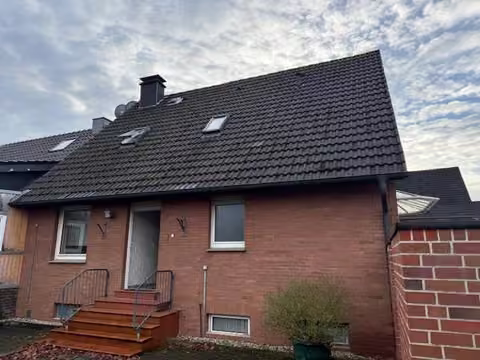 Zwangsversteigerung Doppelhaushälfte in Reken, Maria Veen – Rückansicht des Gebäudes mit Gartenseite.
