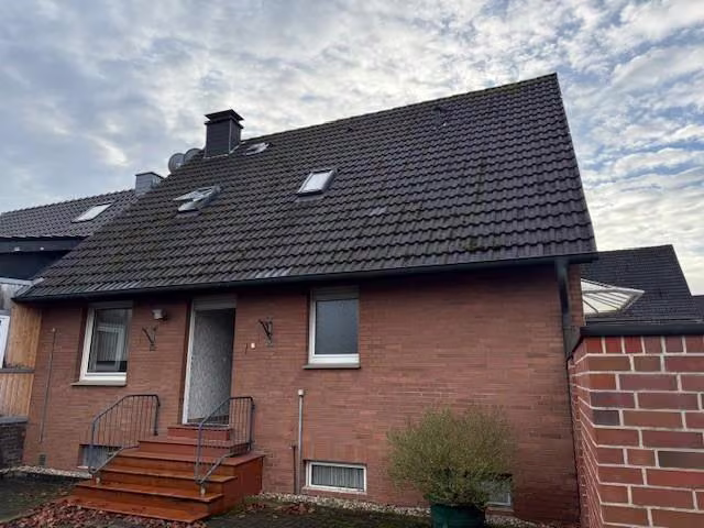 Zwangsversteigerung Doppelhaushälfte in Reken, Maria Veen – Rückansicht des Gebäudes mit Gartenseite.