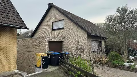 Zwangsversteigerung Einfamilienhaus in Grevenbroich, Neurath – Straßenansicht des freistehenden Einfamilienhauses mit Vorgarten.