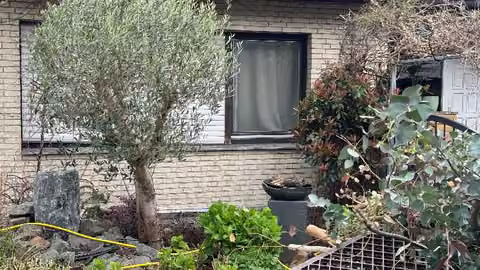 Zwangsversteigerung Einfamilienhaus in Grevenbroich, Neurath – Seitliche Straßenansicht des Gebäudes.