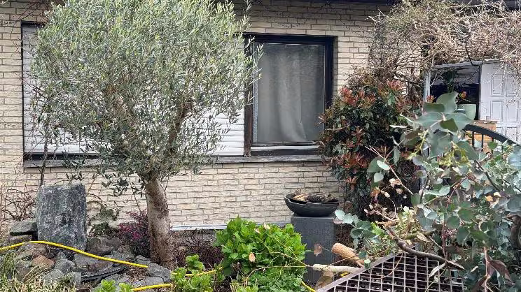 Zwangsversteigerung Einfamilienhaus in Grevenbroich, Neurath – Seitliche Straßenansicht des Gebäudes.