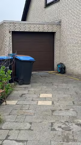 Zwangsversteigerung Einfamilienhaus in Grevenbroich, Neurath – Zufahrt und Tor der angebauten Garage.