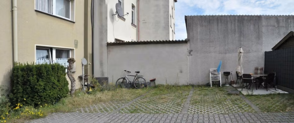 Zwangsversteigerung Eigentumswohnung in Oberhausen, Buschhausen – Fotomontage der Stellplätze im Hofbereich, inklusive des zugehörigen Stellplatzes
