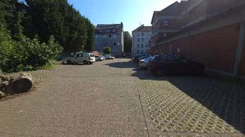 Zwangsversteigerung Wohn-/Geschäftshaus in Gelsenkirchen, Schalke – Der asphaltierte und gepflasterte Stellplatzhof bietet Platz für 36 Fahrzeuge.