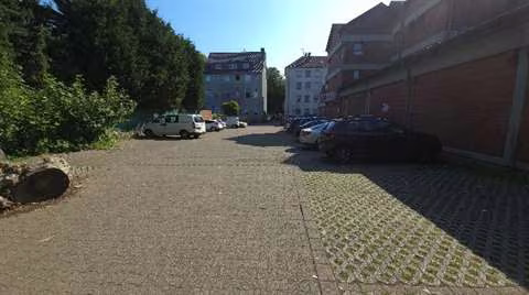 Zwangsversteigerung Wohn-/Geschäftshaus in Gelsenkirchen, Schalke – Der asphaltierte und gepflasterte Stellplatzhof bietet Platz für 36 Fahrzeuge.
